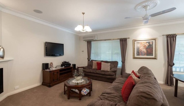 LOCHINVAR/Maple Cottage is a hidden gem in Mount Panorama