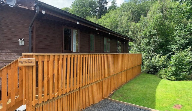 Lodge with river view - sleeps 6 - pet friendly