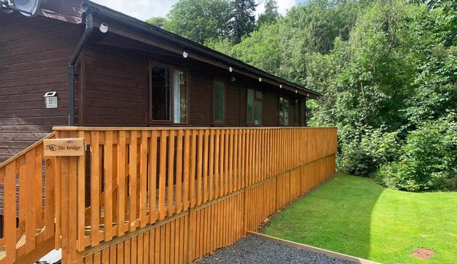 Lodge with river view - sleeps 6 - pet friendly