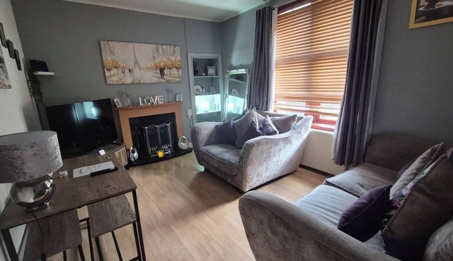 Lovely Dundee Dreams Cosy 2 Bedroom Apartment with off Street Parking & Gardens