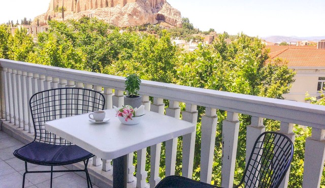 Luxurious apartment with breathtaking views of the Acropolis, Temple of Zeus.