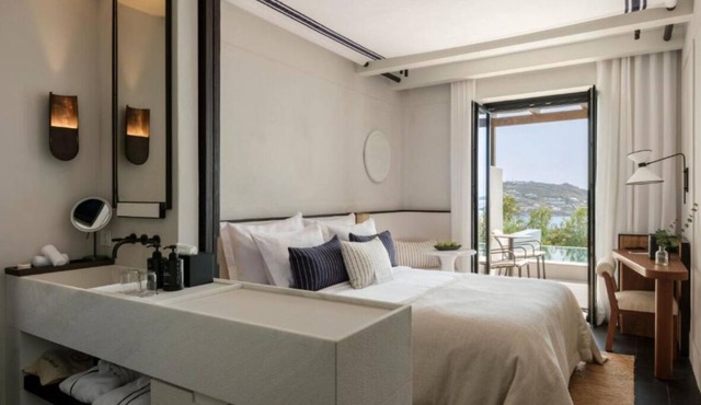 Luxurious Suite w/Breathtaking Sea View & Infinity Pool - Steps from Windmills