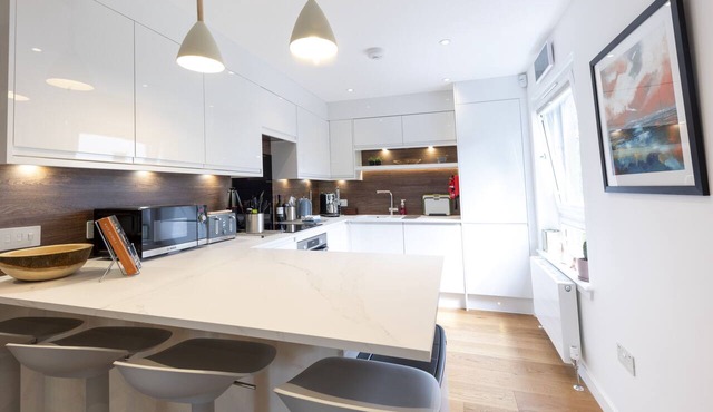 *Luxury, Central Duplex with Parking* Special offer 20% off July dates*
