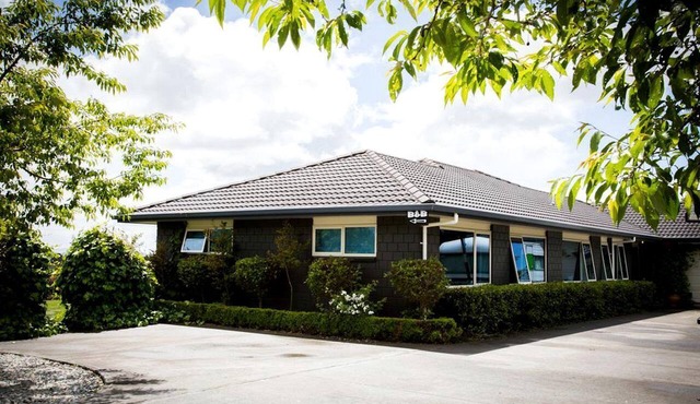 Luxury Getaway with Hot Tub in Otorohanga, North Island