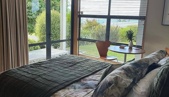 Luxury Lakeview Studio-Acacia Bay