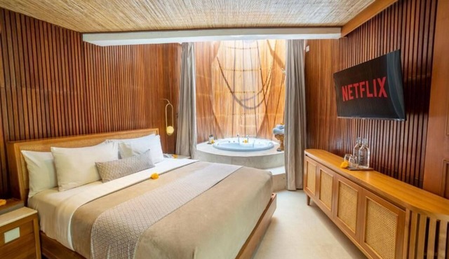 Luxury Suite Room w/Jacuzzi in Seminyak