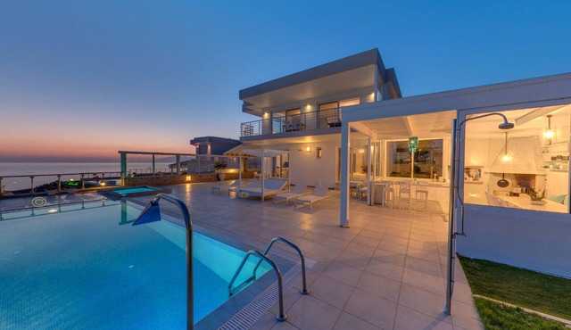 Luxury Villa Delfini Kalamaki Seaside Pool Jacuzzi Wi-Fi, Smart HOME