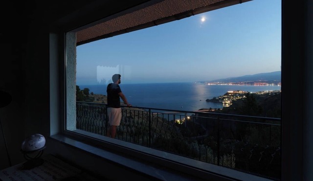 Maison Stalettì between sky, sea and prickly pears
