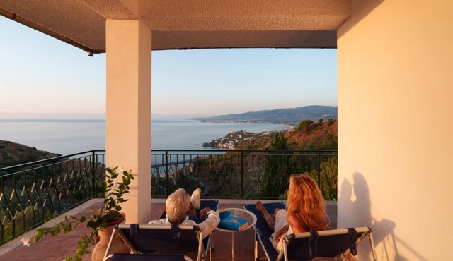 Maison Stalettì, between sky, sea, and prickly pears
