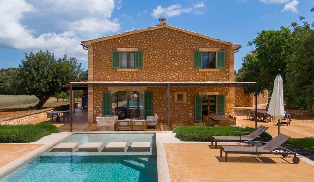 Mallorcan villa with private pool near Búger