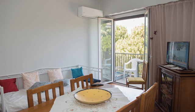 Minimal Flat in Historic Kerameikos by ΜΡS