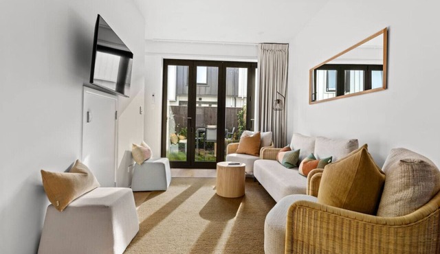 Modern Townhouse | Parking & Backyard nr Ponsonby