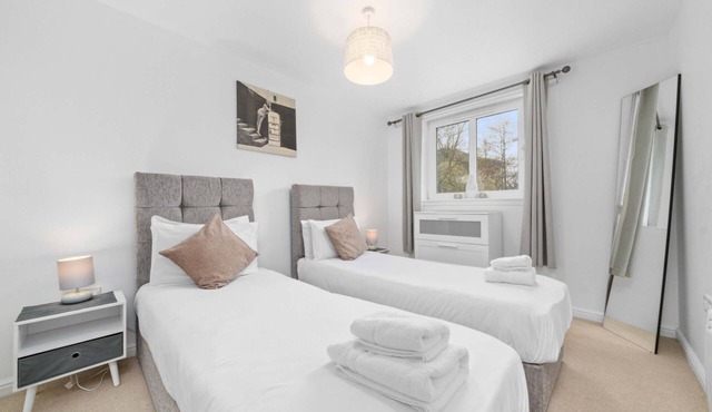 Modern 2-Bed Flat | Steps to Waverley & Castle
