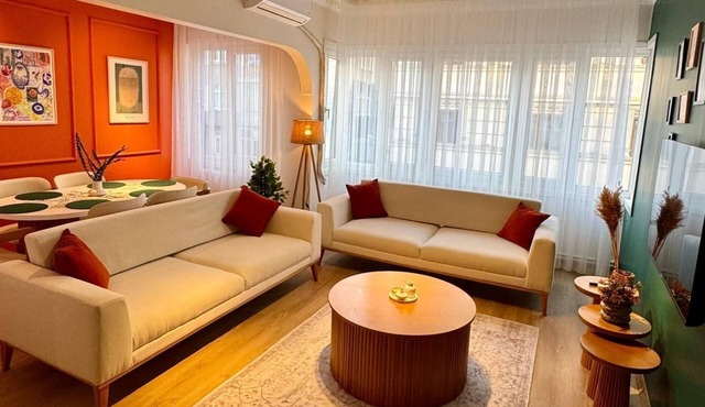 Modern 2BR – 1 Min to Tram, 5 Min to Metro – Family Friendly, A/C, Netflix, Wifi