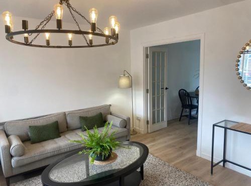 Modern 3 bed home by Glasgow airport