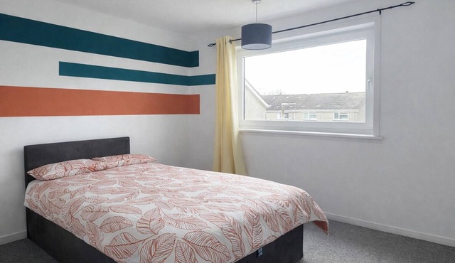 Modern 3-bed home near airport with free parking.