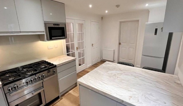 Modern 5 bedroom Home With Free Parking