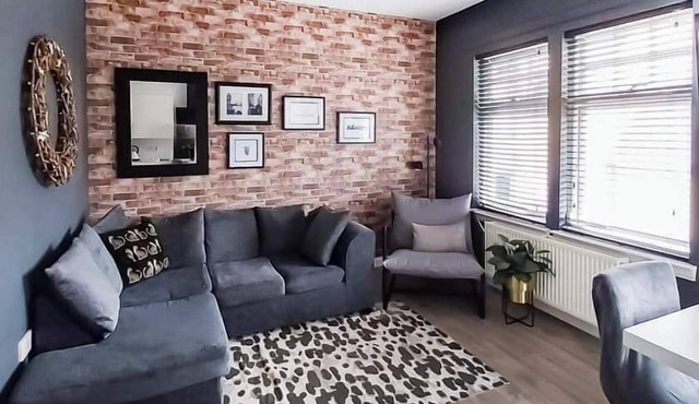Modern Apartment - Sleeps 4 - Centrally located