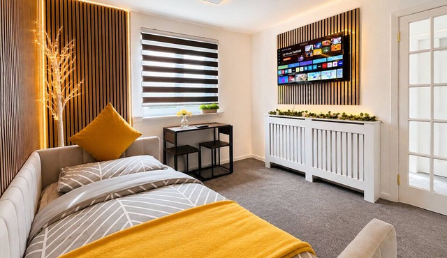 Modern Entire Apartment- Self CheckIn Free Parking