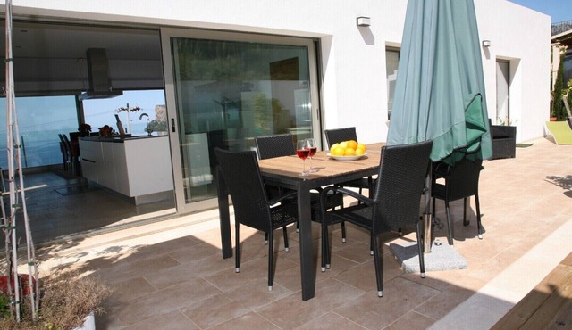 MODERN VILLA MIT POOL UND FANTASTISCHEN MEERBLICK.