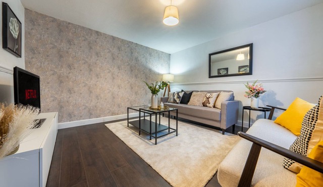 Modern Wolverhampton 3 bed Home - 30 min from Birmingham central