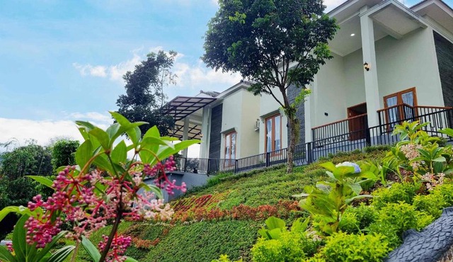 Moya Villa & Resto