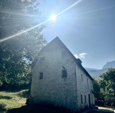 Nika Guesthouse & Camp