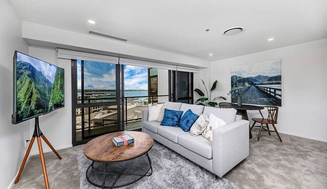 One Bed Harbour Views, Pool & Parking on Hobson St