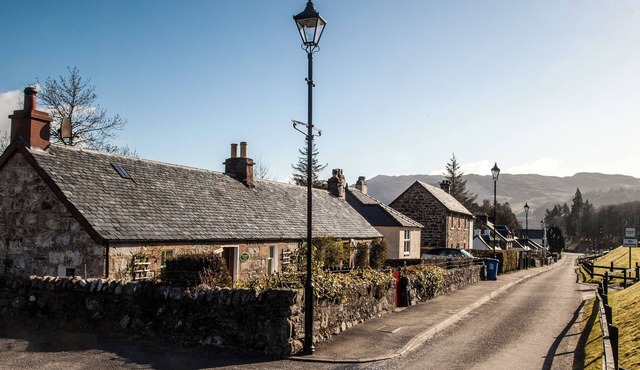 Original lock keepers cottage by caledoinian canal close to Lochness