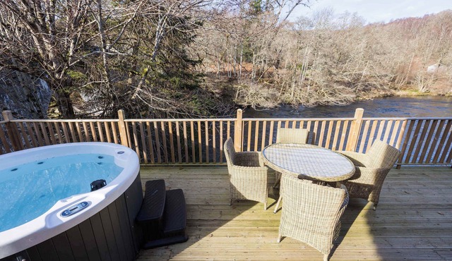 Otters Holt Circular Riverside Retreat with Hot Tub