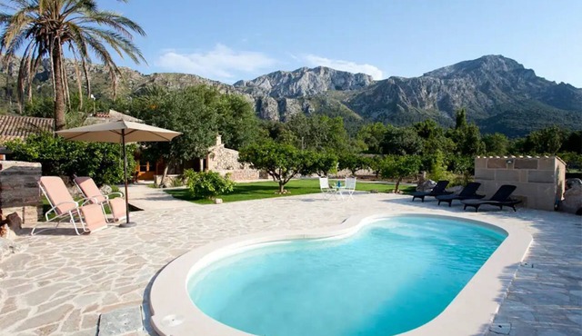 Peaceful modern Villa with great views and great location