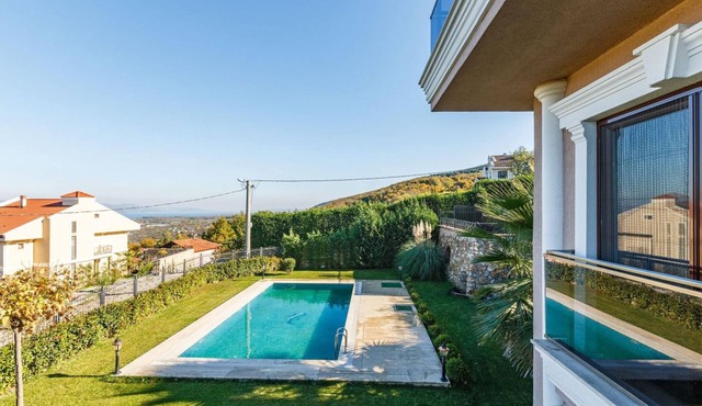 Peaceful Villa with a Garden in Kartepe near Sapanca
