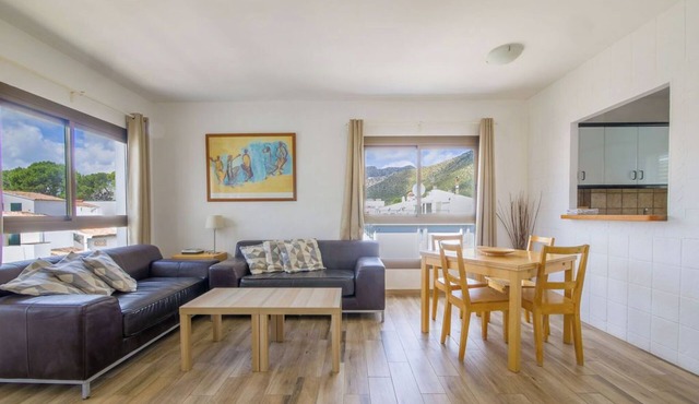 Pine Walk adjacent, 3rd floor apartment (with lift)WIFI beach 2 min great views.