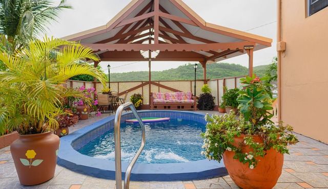 Poolside apartment near beaches Apt. A 2bed 1 bath