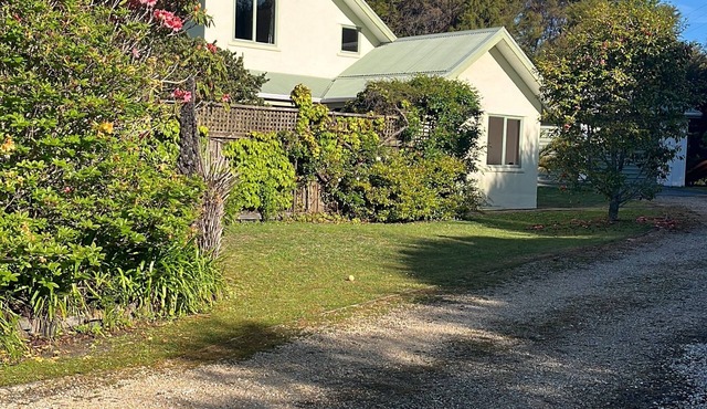 Private cottage 3 mins walk to beach sleeps 5 Rangihaeata Takaka Golden Bay