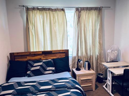 Private Queen Room with Exclusive Bathroom Fast Fibre WiFi & Kitchen -Room 102