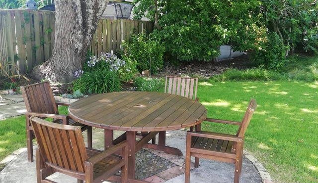 Private room in quiet Hamilton suburb