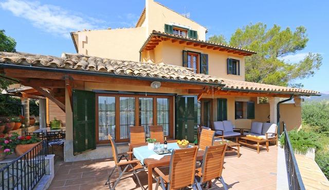 Quiet location in Inca, mountain views, private pool, modern facilities, ideal
