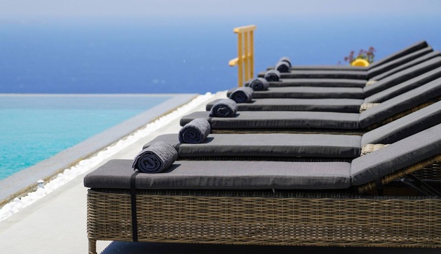 R 211 Spacious Villa with Private Infinity Jacuzzi Pool Sea Views Daily Maid Service