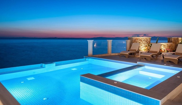 R 382 Luxury Villa with Private Pool Outdoor /Indoor Jacuzzi Daily Maid Service Sea Views