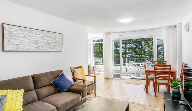 Rainbow Pacific Unit 9- Stunning views over Rainbow Bay and Snapper Rocks. Swimming Pool. Wi-Fi