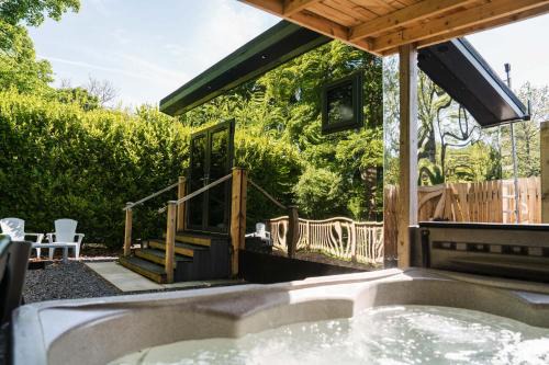 Reflections, Netherby, a micro cabin with hot tub in a rural setting