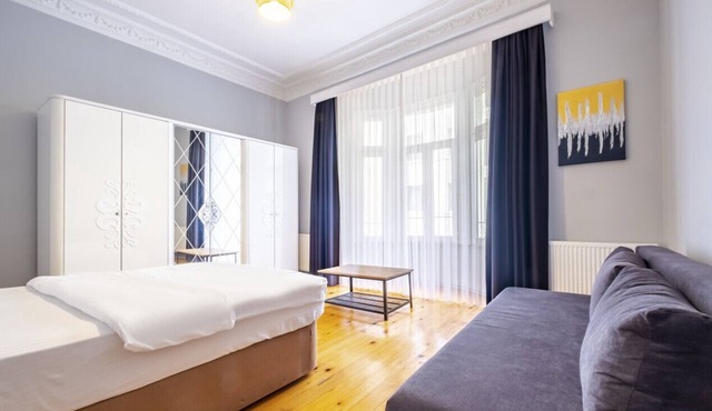 Refreshing Flat with French Balcony in Beyoglu