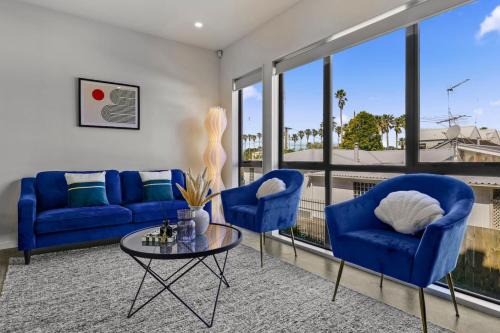 Riverside Modern Abode with 2 Aircons and Parking