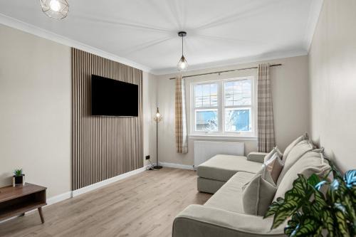 Riverside Rest 2 - Central 2 Bedroom, 2 Bath Apartment - Free Parking Onsite