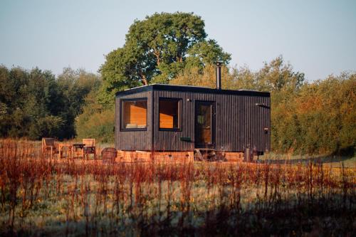 Romantic Offgrid Tiny Home Ft Beachy Head Hike in Chiddingly