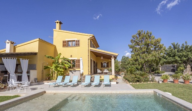 Rustic property with 3 bedrooms, 2 bathrooms, pool and barbecue.