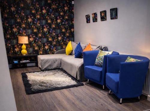 Saphire Apartments Spacious 1 Bed Apartment Sleeps 6 with Free Parking and Garden
