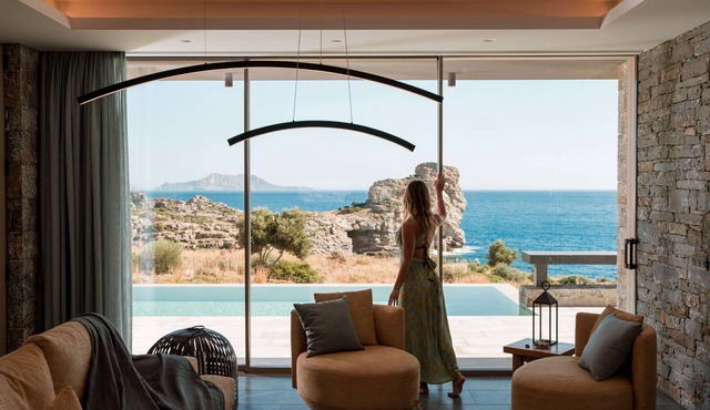 SeaCrete villa, heated pool, hamam and private beach!