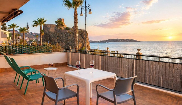 Seafront apartment, between Mount Etna, Taormina, and Syracuse